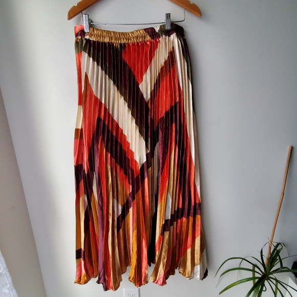 Truth NYC Pleated Smooth Maxi Skirt - Picture 9 of 10